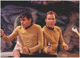 Kirk con un tripulante de la nave
